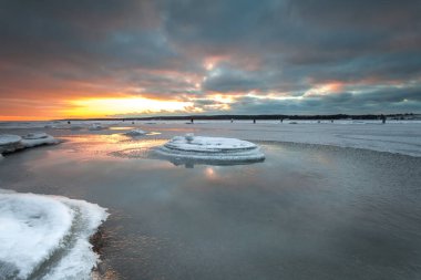 Curonian Körfezi üzerinde Kış Günbatımı, Litvanya