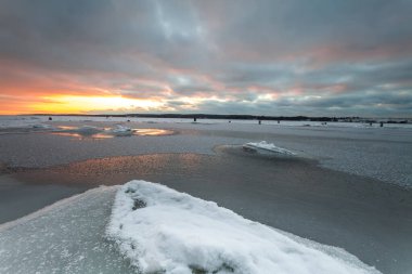 Curonian Körfezi üzerinde Kış Günbatımı, Litvanya