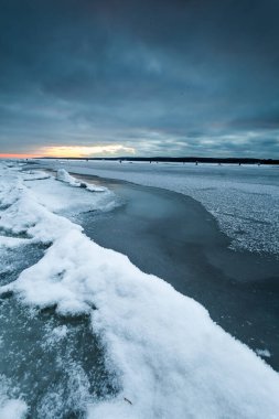 Curonian Körfezi üzerinde Kış Günbatımı, Litvanya