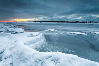 Curonian Körfezi üzerinde Kış Günbatımı, Litvanya