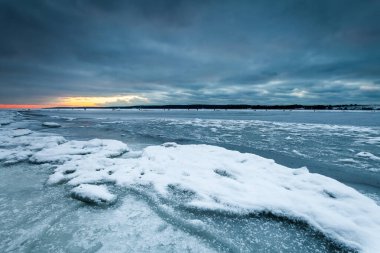 Curonian Körfezi üzerinde Kış Günbatımı, Litvanya