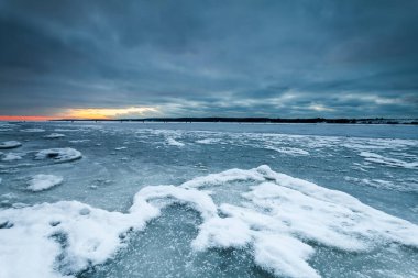 Curonian Körfezi üzerinde Kış Günbatımı, Litvanya