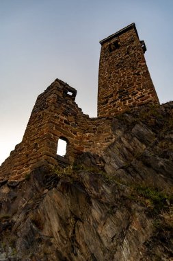 Gürcistan Dağlarında Günbatımında Antik Kule Harabeleri