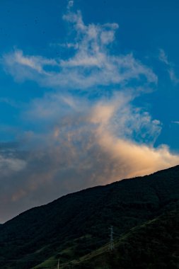 Gürcistan 'ın Alacakaranlıktaki Dağ manzarası