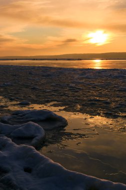 Litvanya 'daki Curonian Körfezi' nde Altın Kış Günbatımı