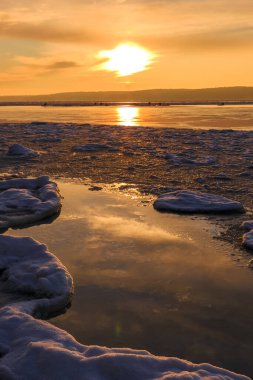 Litvanya 'daki Curonian Körfezi' nde Altın Kış Günbatımı
