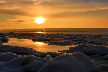 Litvanya 'daki Curonian Körfezi' nde Altın Kış Günbatımı