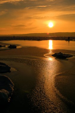 Litvanya 'daki Curonian Körfezi' nde Altın Kış Günbatımı