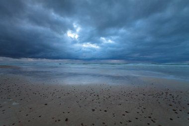 Litvanya Kıyısında Fırtınalı Baltık Günbatımının Panoramik Manzarası