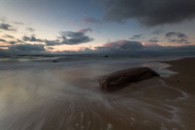 Litvanya Kıyısında Uzun Maruziyet Fırtınalı Baltık Günbatımı