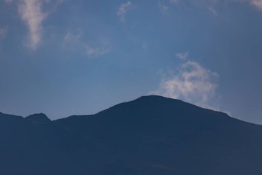 Georgia 'da güneşli bir günde Mountain Peaks Siluetleri