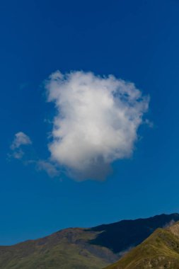 Georgia 'da güneşli bir günde Mountain Peaks Siluetleri