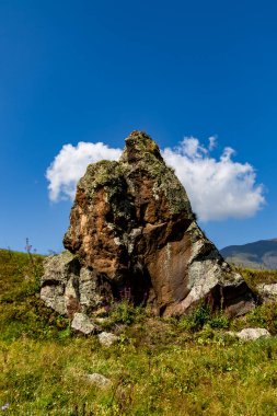 Georgia 'nın güneşli gününde Dağ Tepeleri