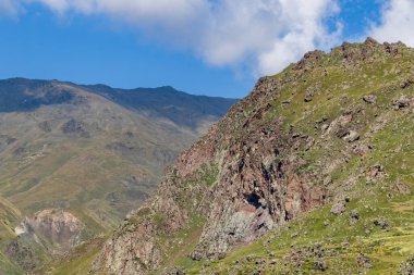 Georgia 'nın güneşli gününde Dağ Tepeleri
