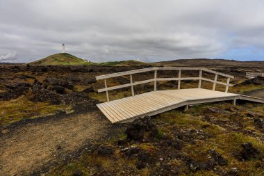Volkanik Peyzaj, Reykjanes Yarımadası, İzlanda 'daki Parlak Köprü ve Deniz Feneri