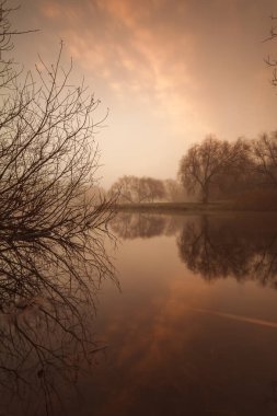 Litvanya, Klaipda 'da Sakin Göl Üzerindeki Sisli Gün Doğumu