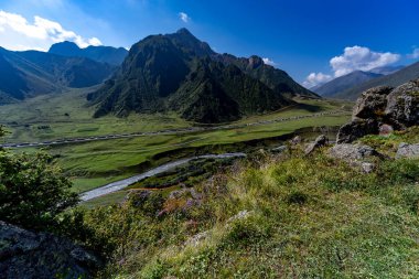 Gürcistan Kafkaslarındaki Manzaralı Dağ Vadisi