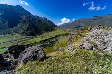 Gürcistan Kafkaslarındaki Manzaralı Dağ Vadisi