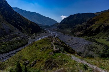Gürcistan Kafkasya 'sında kanat nehri olan bir vadinin nefes kesici manzarası.