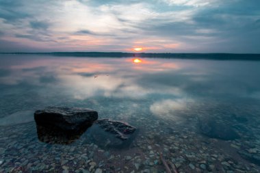 Litvanya 'daki Curonian Gölü' nün üzerinde Sükunet Uzun Maruz Kalma Günbatımı