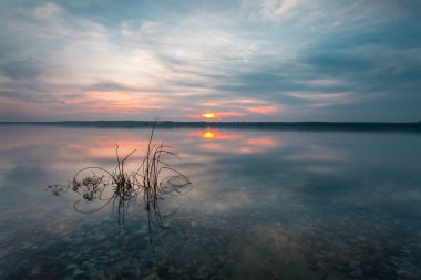 Litvanya 'daki Curonian Gölünün Üzerinde Sükunet Uzun Maruz Kalma Günbatımı