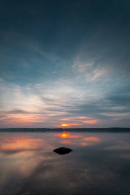Litvanya 'daki Curonian Gölü' nün üzerinde Sükunet Uzun Maruz Kalma Günbatımı