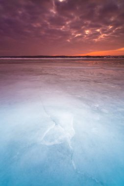 Litvanya 'daki Donmuş Curonian Gölünde Kış Günbatımı
