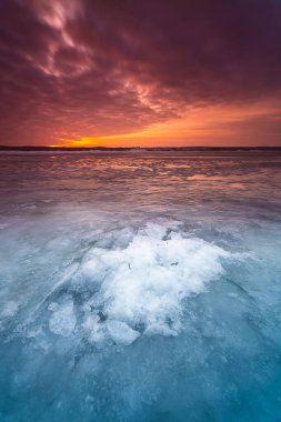 Litvanya 'daki Donmuş Curonian Gölünde Kış Günbatımı