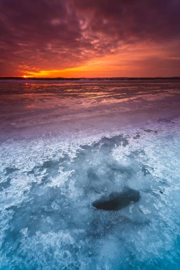 Litvanya 'daki Donmuş Curonian Gölünde Kış Günbatımı