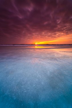 Litvanya 'daki Donmuş Curonian Gölünde Kış Günbatımı