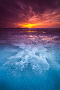 Litvanya 'daki Donmuş Curonian Gölünde Kış Günbatımı