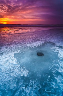 Litvanya 'daki Donmuş Curonian Gölünde Kış Günbatımı