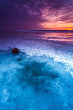 Litvanya 'daki Donmuş Curonian Gölünde Kış Günbatımı