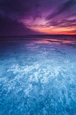 Litvanya 'daki Donmuş Curonian Gölünde Kış Günbatımı