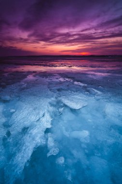 Litvanya 'daki Donmuş Curonian Gölünde Kış Günbatımı