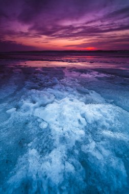Litvanya 'daki Donmuş Curonian Gölünde Kış Günbatımı