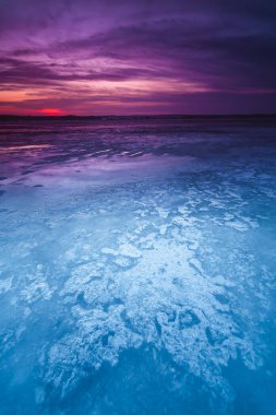 Litvanya 'daki Donmuş Curonian Gölünde Kış Günbatımı