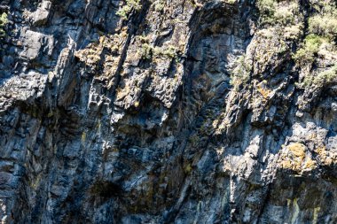 Georgia Dağları 'ndaki engebeli kayalık surat.