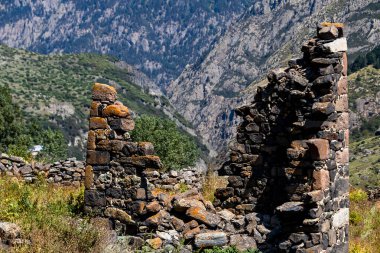 Georgia 'daki Dağ Vadisi' ne bakan Antik Taş Kalıntıları
