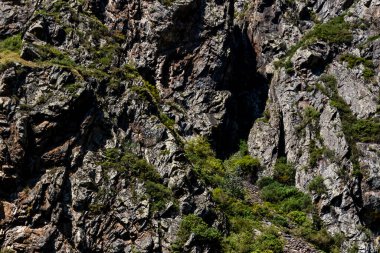 Georgia Dağları 'ndaki engebeli kayalık surat.