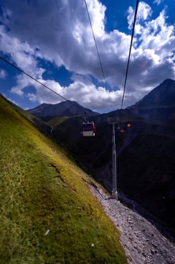 Kafkasya, Georgia 'daki Dağ Vadisi' nin Üzerinde Kablolu Araba