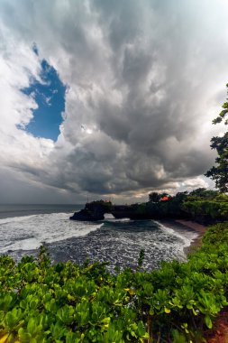 Bali 'nin Dramatik Sahilinde Tanah Lot Deniz Tapınağı