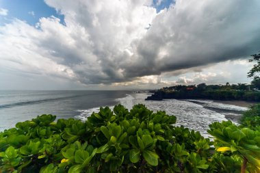 Bali 'nin Dramatik Sahilinde Tanah Lot Deniz Tapınağı