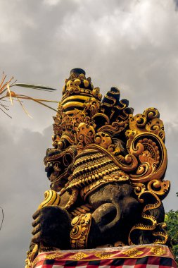 Bali 'deki Tanah Lot Tapınağı' nda Bali Heykeli