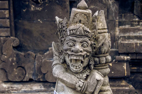 Bali 'deki Tanah Lot Tapınağı' nda Bali Heykeli