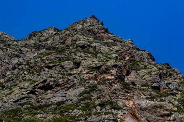 Georgia Dağları 'ndaki engebeli kayalık surat.