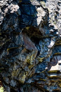 Georgia Dağları 'ndaki engebeli kayalık surat.