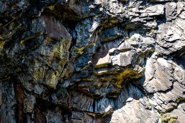 Georgia Dağları 'ndaki engebeli kayalık surat.