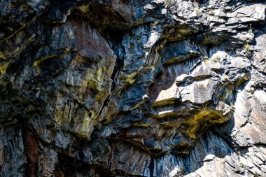 Georgia Dağları 'ndaki engebeli kayalık surat.