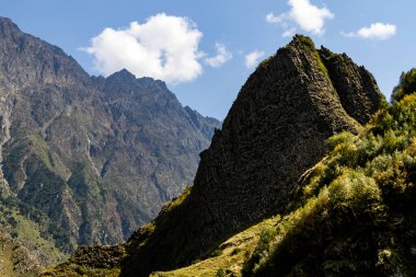 Gürcistan 'daki Dağ yamaçlarındaki Altın Gün Işığı